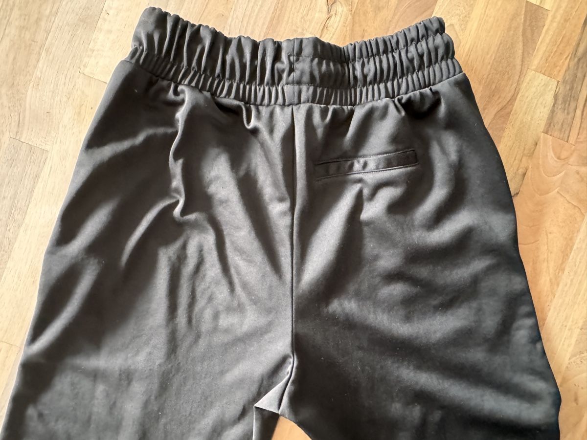 Bershka Pantaloni: Schwarze Bershka Trainer Hose Grösse M – Usato da Bern venduto da Arecibo07 3