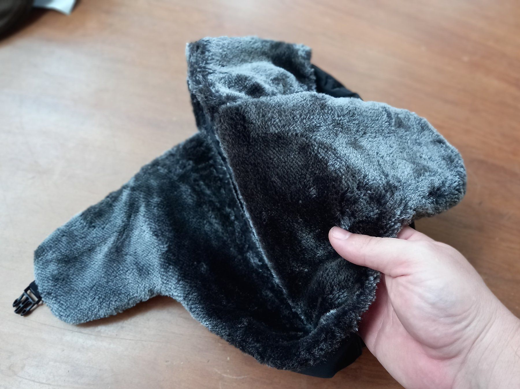 Copricapi, berretti & cappellini: Warme Winter Chapka schwarz - Chapka d'hiver – Nuovo e nell'imballaggio originale da Lausanne venduto da FASHION-WORLD-SHOP 2