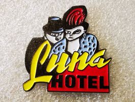 Ansteckpin 160: Luna Hotel