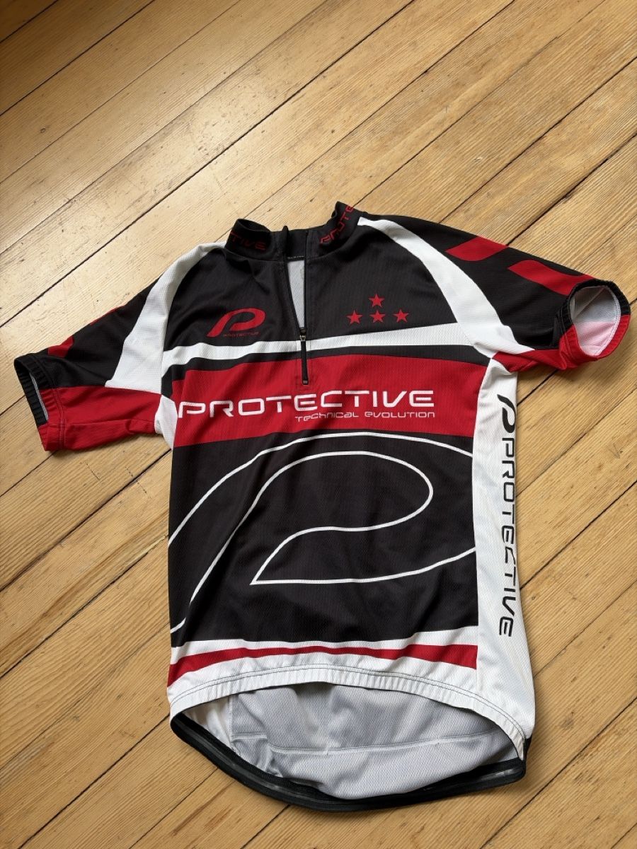 Canottiere & Pantaloni: Radtrikot Protective Technical Evolution schwarz rot – Usato da Oberentfelden venduto da Elifant