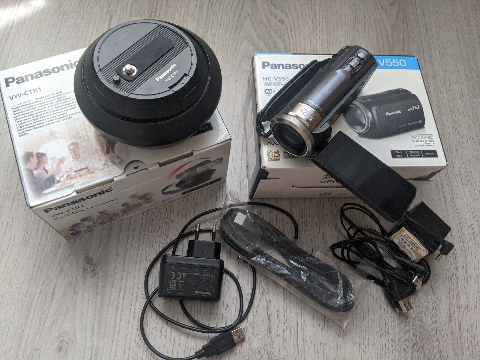 Panasonic Videocamere: Panasonic video camera HC-V550 and VW-CTR1 cradle – Usato da Orbe venduto da NorthMost