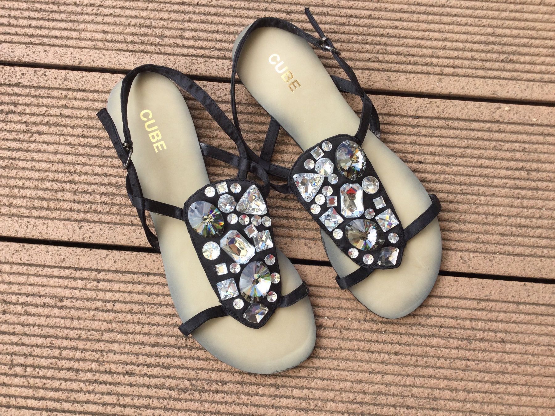 Cube Scarpe da donna: Sandalettes noires satinées big strass – Nuovo e nell'imballaggio originale da Agiez venduto da chouchanelle 2