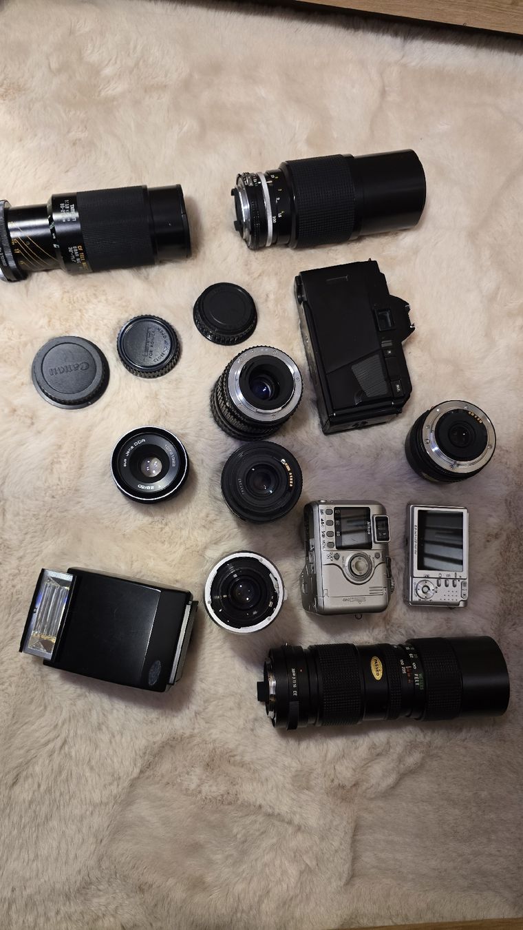 Fotocamera: Lot de caméras et objectifs – Difettoso da Collombey venduto da Car.pare
