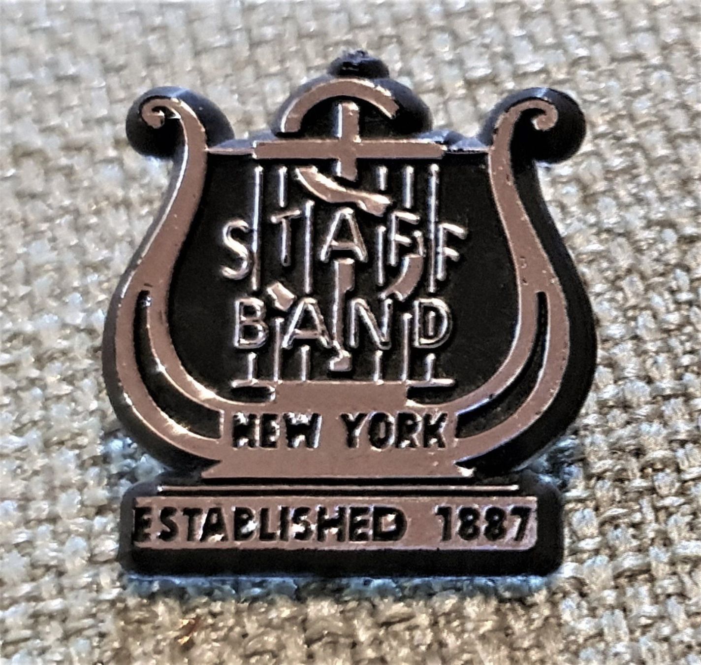 Placchette & Badge: F958 Pin Staff Band New York Established – Usato da Reinach BL venduto da Boston-Verkauf