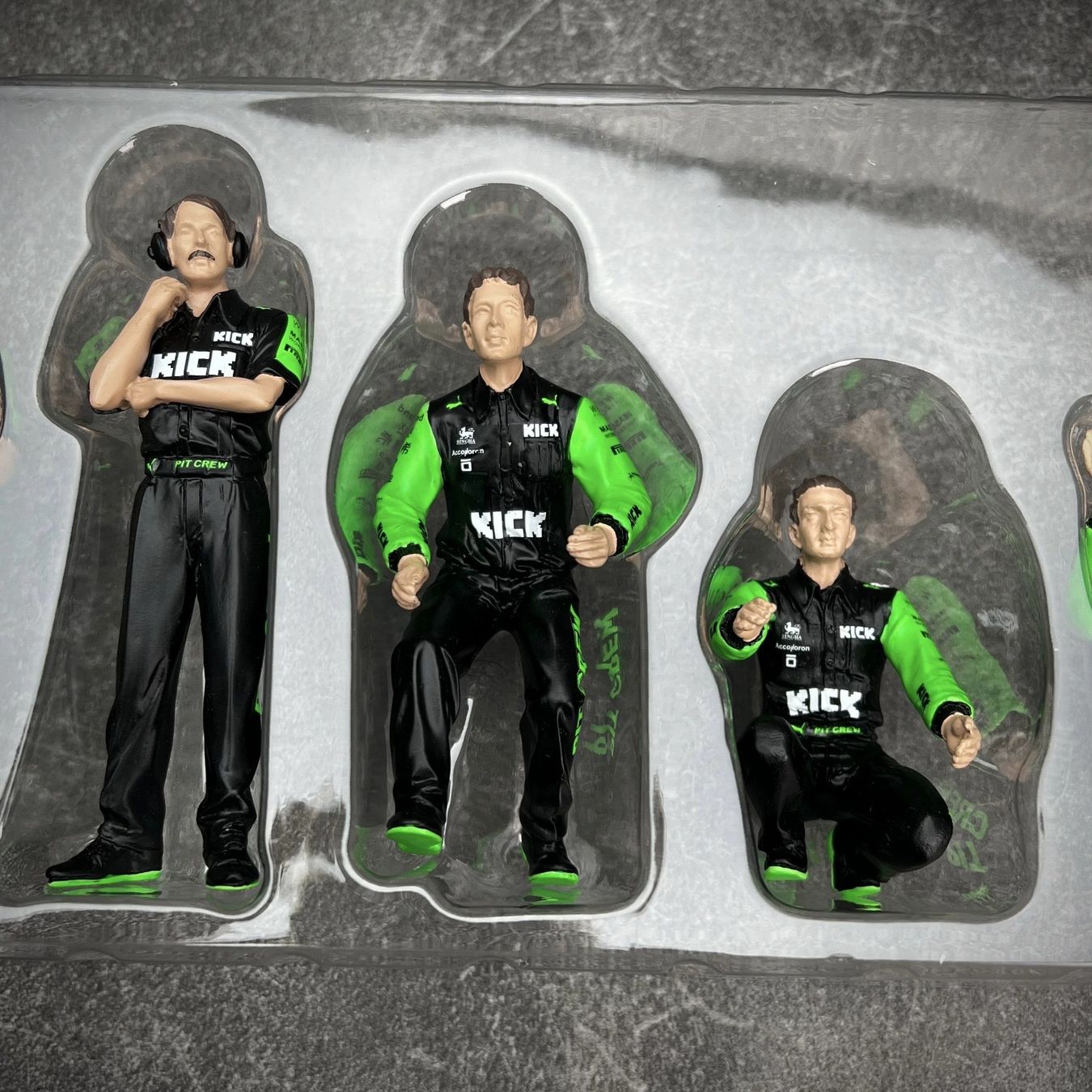 Statuette: Formel 1 Figuren Set Pitcrew Sauber Kick 1:18 – Nuovo e nell'imballaggio originale da Wetzikon ZH venduto da tuningschmiede 4