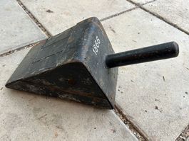 Massiver, antiker Radkeil für Oldtimer-Traktor