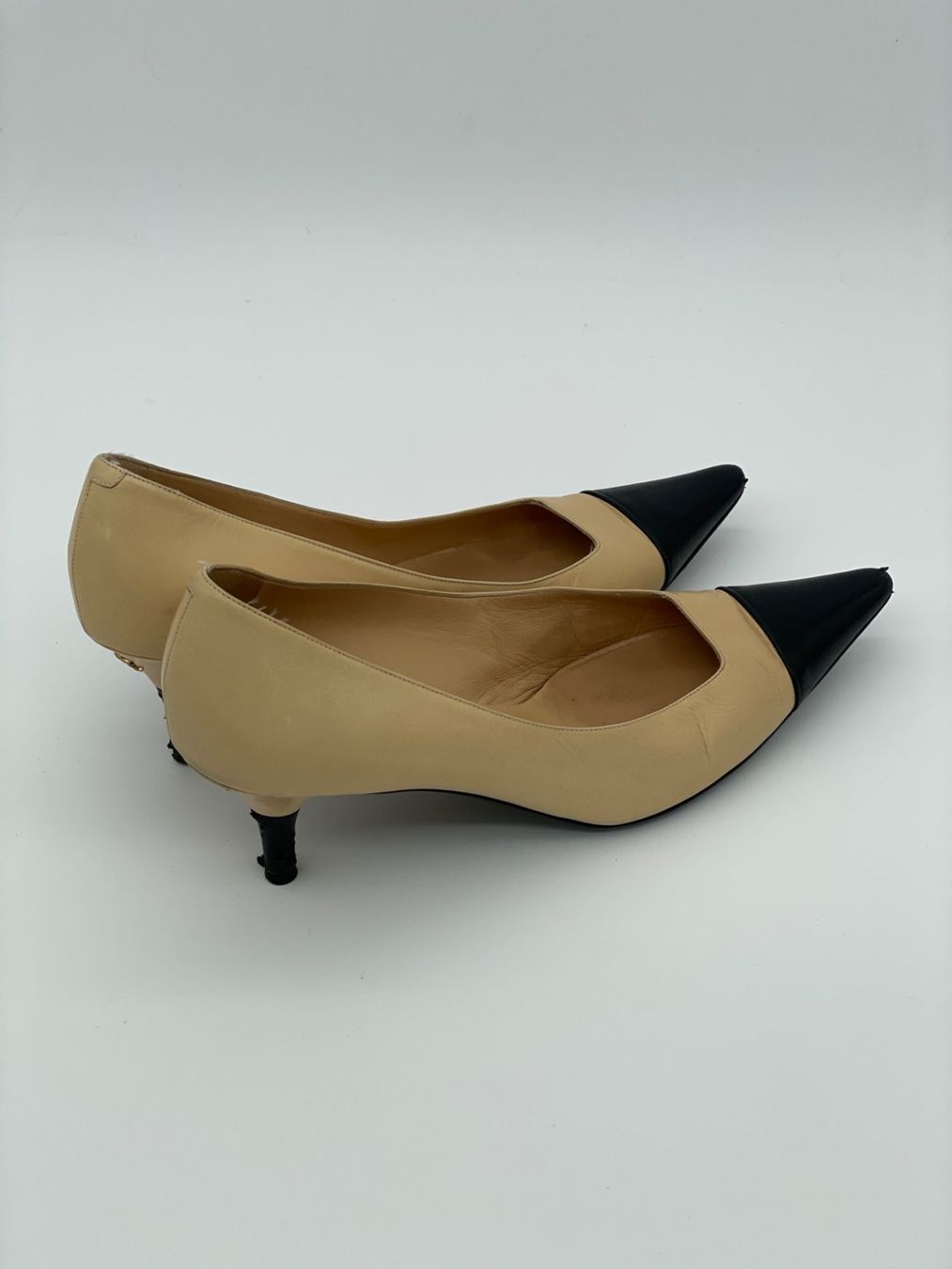 Chanel Scarpe da donna: Chanel Tow-Tone Cap Toe Pump EU 36.5 Beige – Usato da Zürich venduto da shoe_shop 3