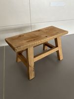 Kleiner Holzhocker aus Massivholz natur gebraucht