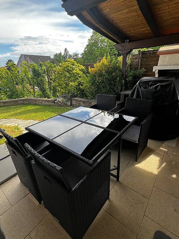 Set di tavolo e panche: Table et 4 chaises de jardin noires – Usato da Boudry venduto da m_e_mj57