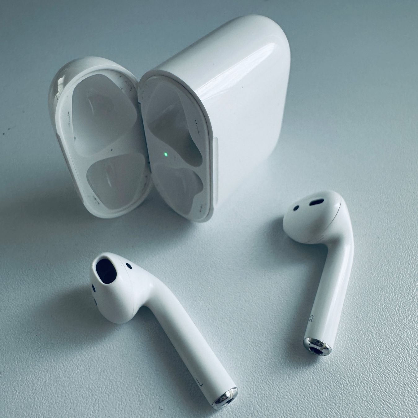 Apple Cuffie: Original Apple AirPods 2 Kopfhörer Wireless Lightning Kabel – Usato da Basel venduto da MY.AIRPODS.SHOP 2