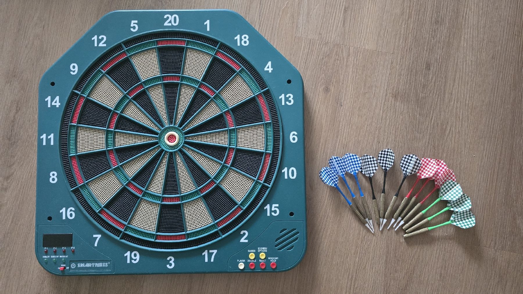 Bogenschiessen: Digitale Dartscheibe Smartness mit Darts – Gebraucht aus Zuzwil SG von Goliad