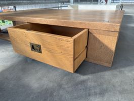 Table basse massive en chêne avec tiroir intégré