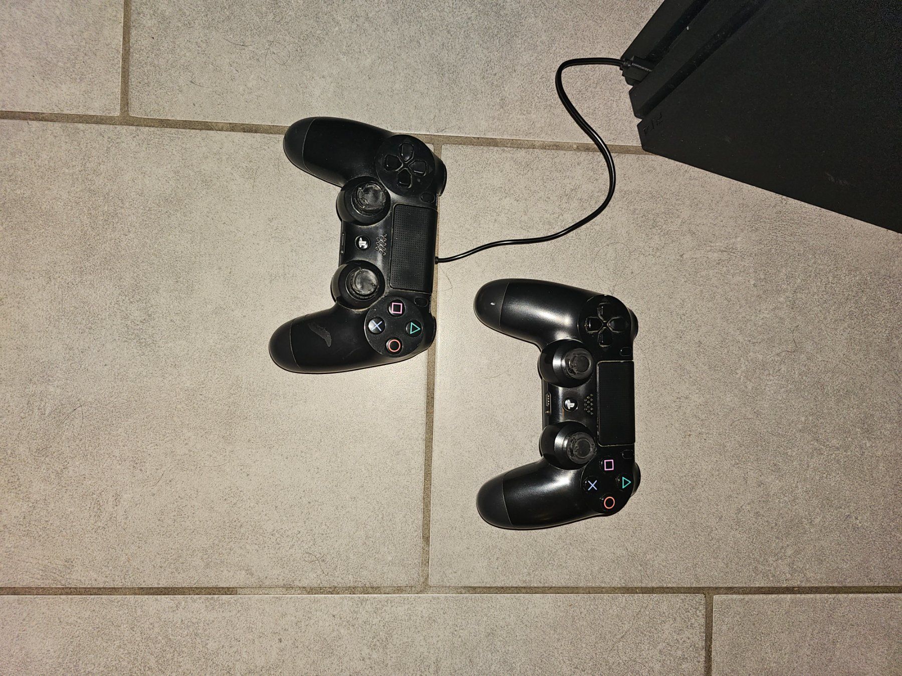 Sony Console: Console PlayStation 4 avec deux manettes et un cable d'alim – Usato da Veytaux venduto da HelvetiePixel 3