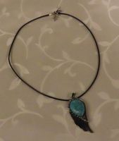 Collier pendentif aile argentée turquoise sythétique