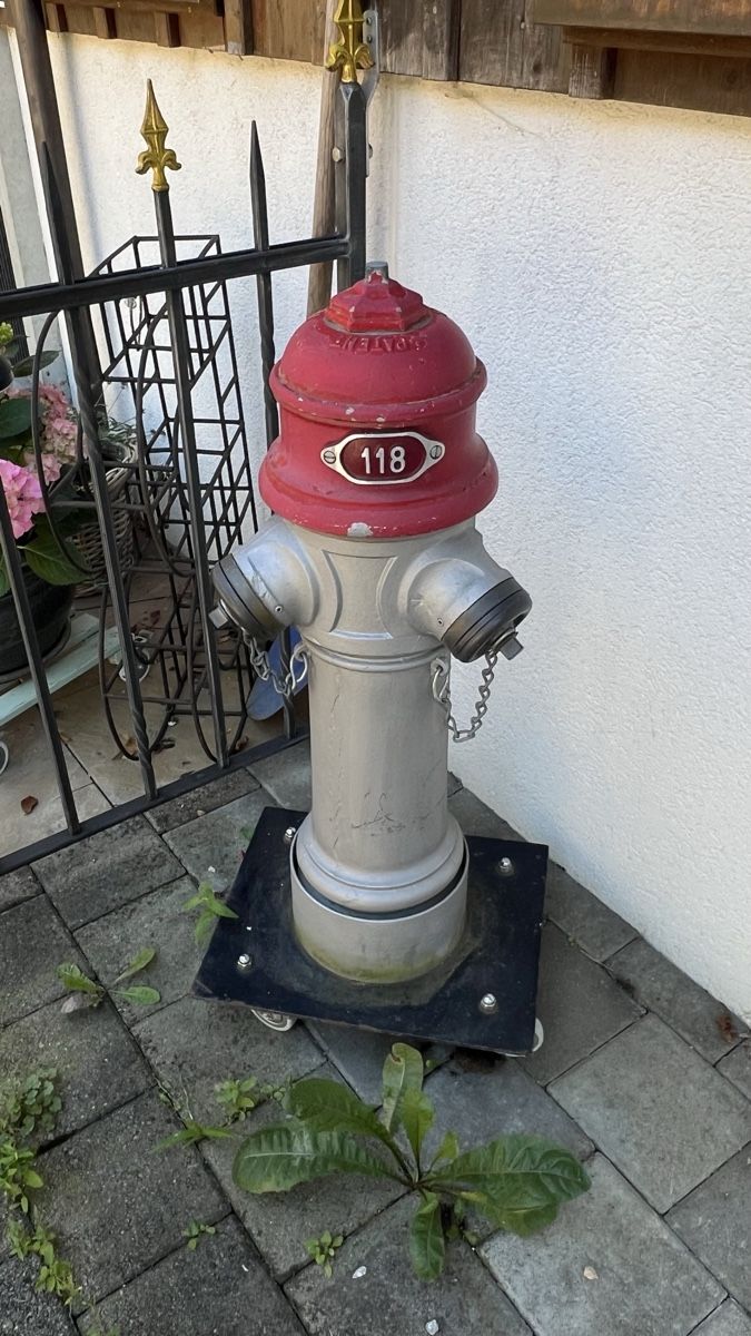 Toutes les décorations: Feuerhydrant rot/silber Dekorationsobjekt mit Rollen – D'occasion à Bülach par Itabrasil