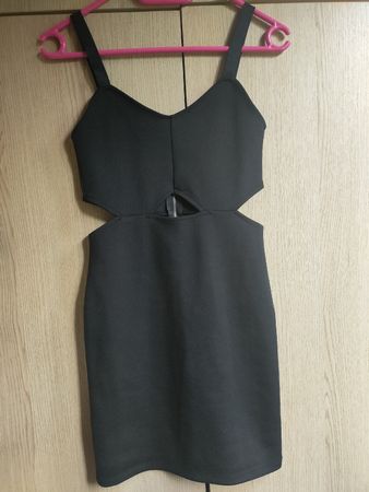 Robe noire élégante avec découpes, taille S