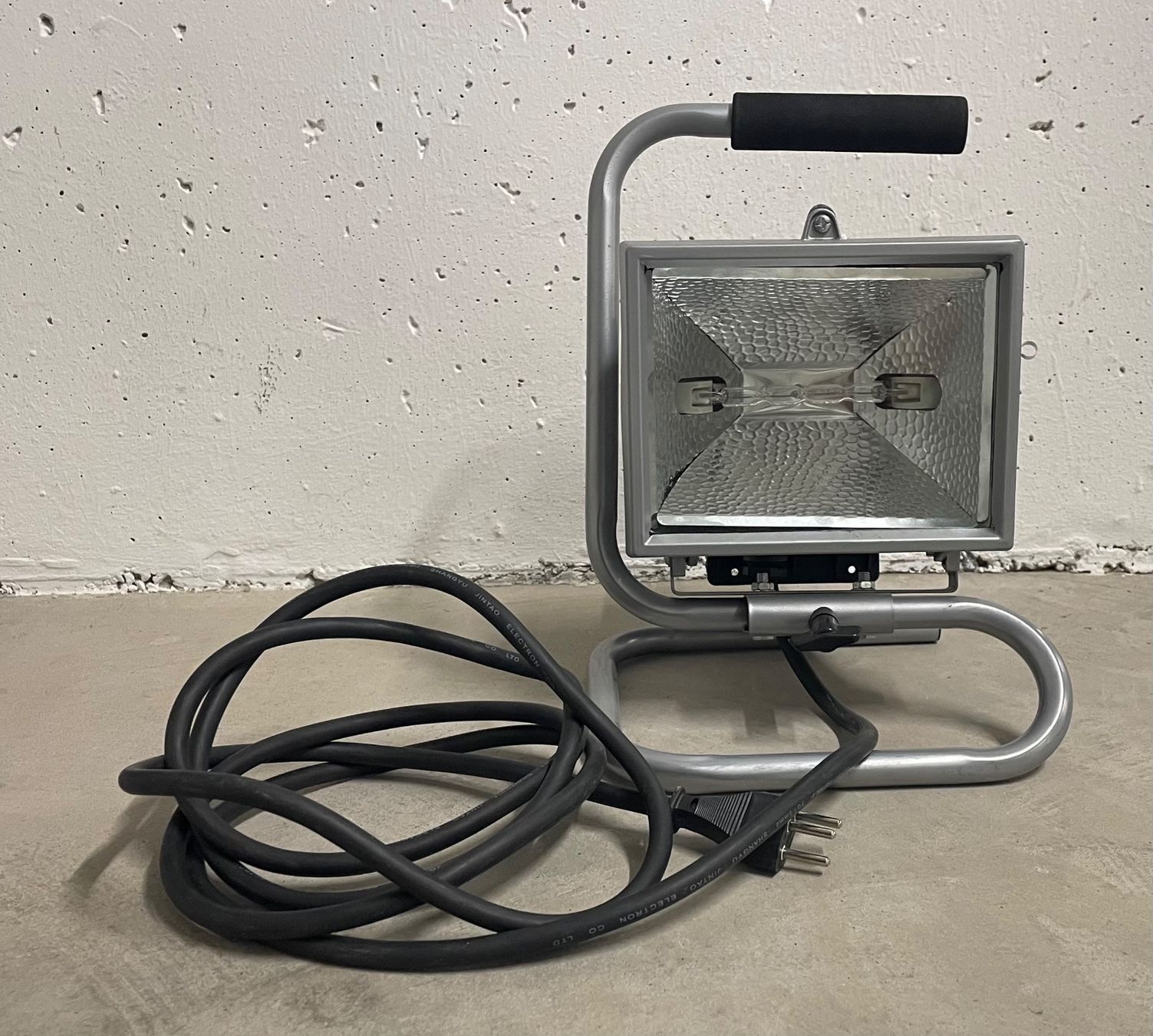 Lampen: 500 W Halogen-Baustrahler mit 2 Steckdosen & langem Kabel – Gebraucht aus Hämikon von Iitomo