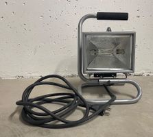 500 W Halogen-Baustrahler mit 2 Steckdosen & langem Kabel