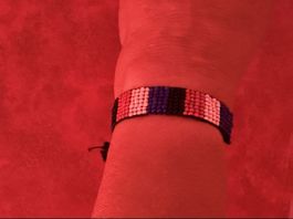 Bracelet en perle , neuf 