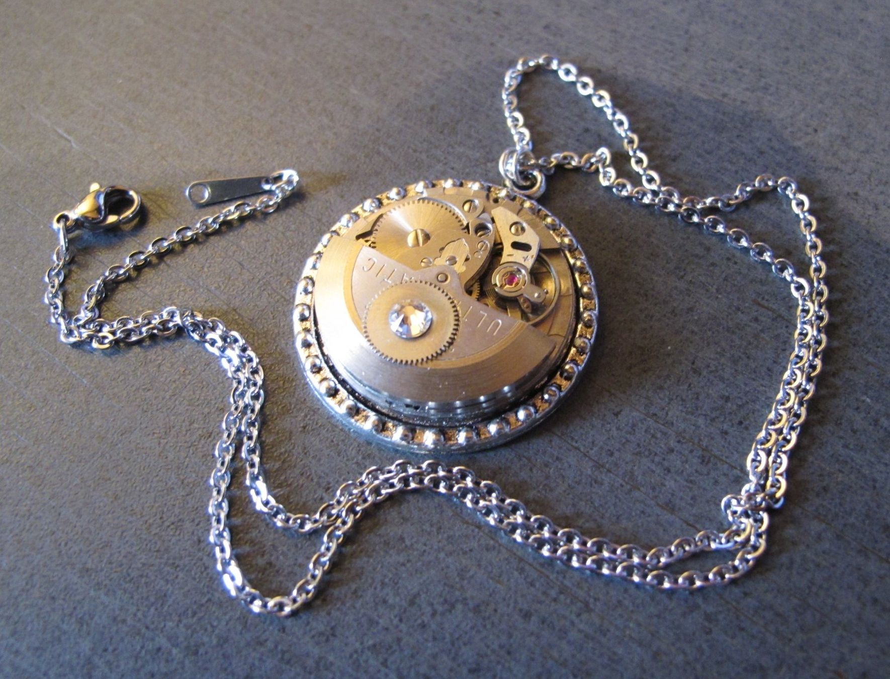 Ciondoli: Steampunk Kette mit Anhänger Uhrwerk – Nuovo (secondo la descrizione) da Schwanden GL venduto da UHRKNALL 4