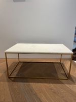 Schöner Marmor-Couchtisch mit Goldrahmen