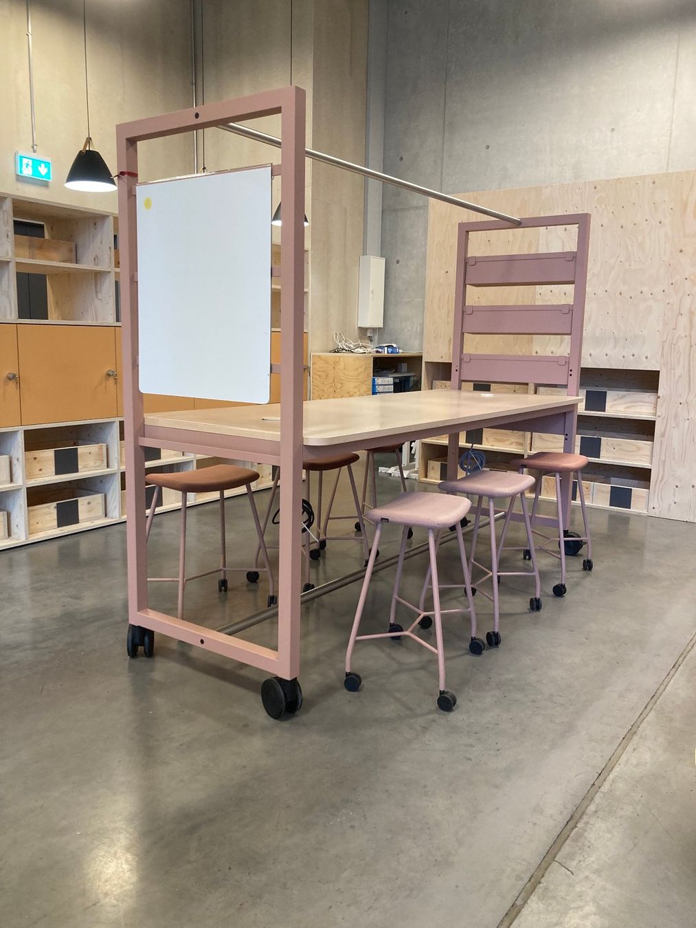 Set di tavolo e panche: Flexibler Workshop-, Konferenz- und Arbeitstisch – Usato da Zürich venduto da kita_yara