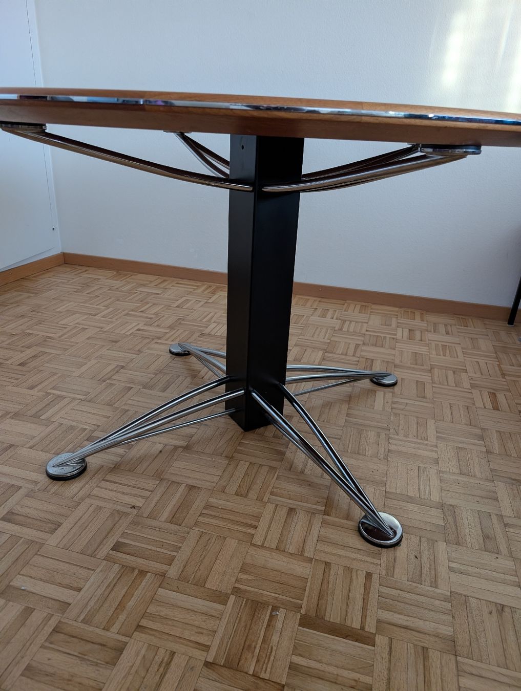 Tavoli: Hochwertiger Runder Esstisch, Durchmesser 120cm – Usato da Urdorf venduto da Andrew_05 2