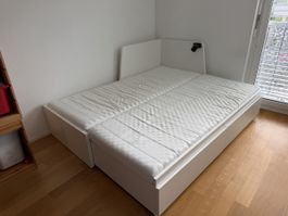 Kinderbett weiss mit Bettkasten und Nachttischlampe