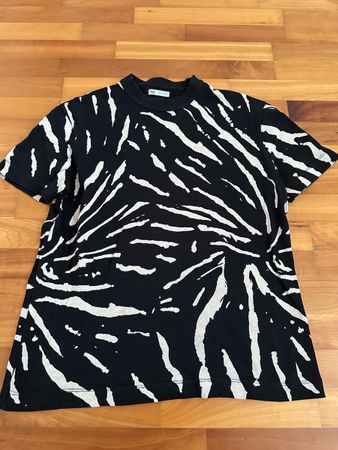 schwarzes Mustertshirt