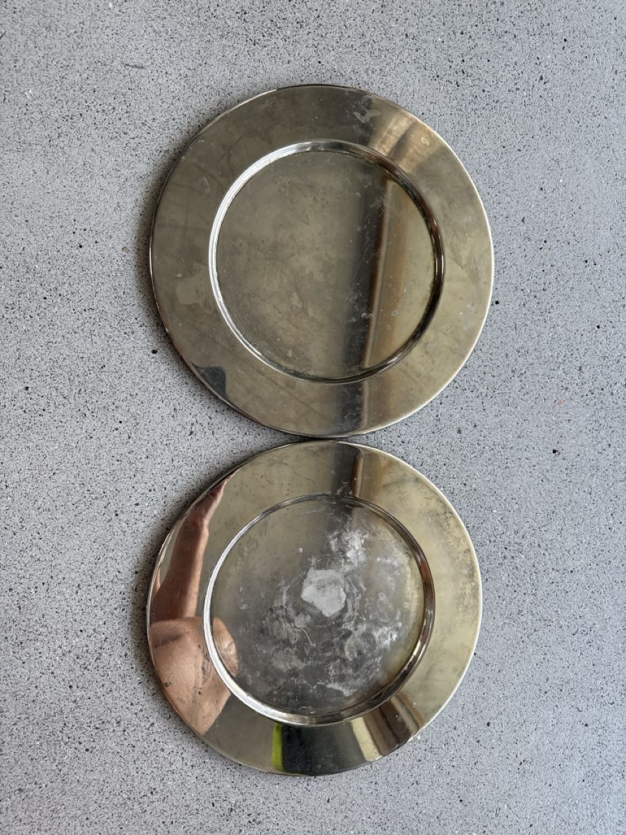 Assiettes: 2 versilberte Teller  – Défectueux à Richterswil par Solemare47Nicole