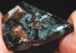 Cabochon L-670 – Eudialyt – 28x19mm