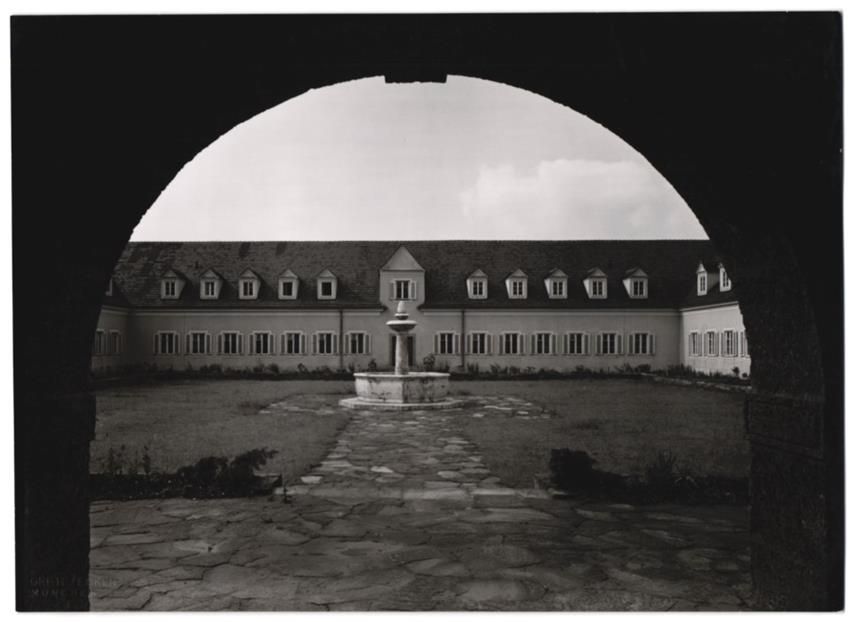 Fotografie & Manifesti: Fotografie Linz, Blick durch Torbogen au – Usato da Berlin venduto da bartko-reher
