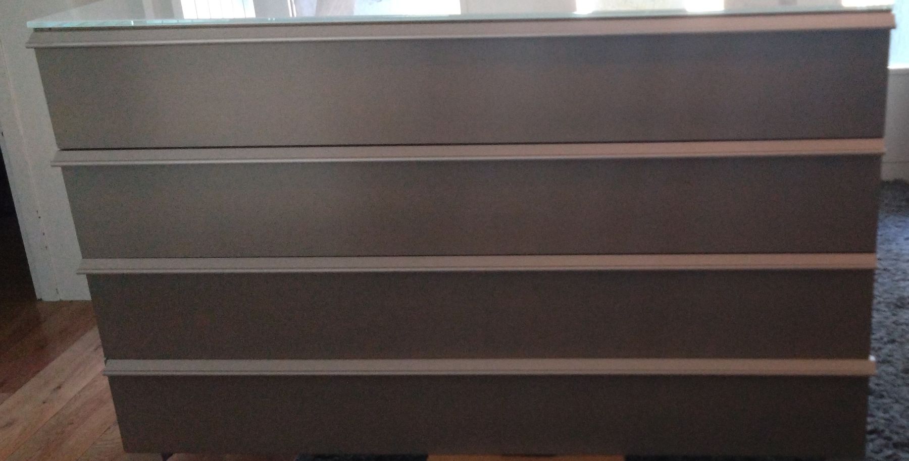 Cassettiere: Schöne Kommode mit Glasabdeckung – Usato da Schliern b. Köniz venduto da Schnumy 2