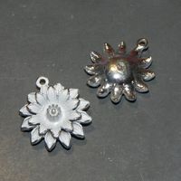 Anhänger Blume mit weisser Emaille