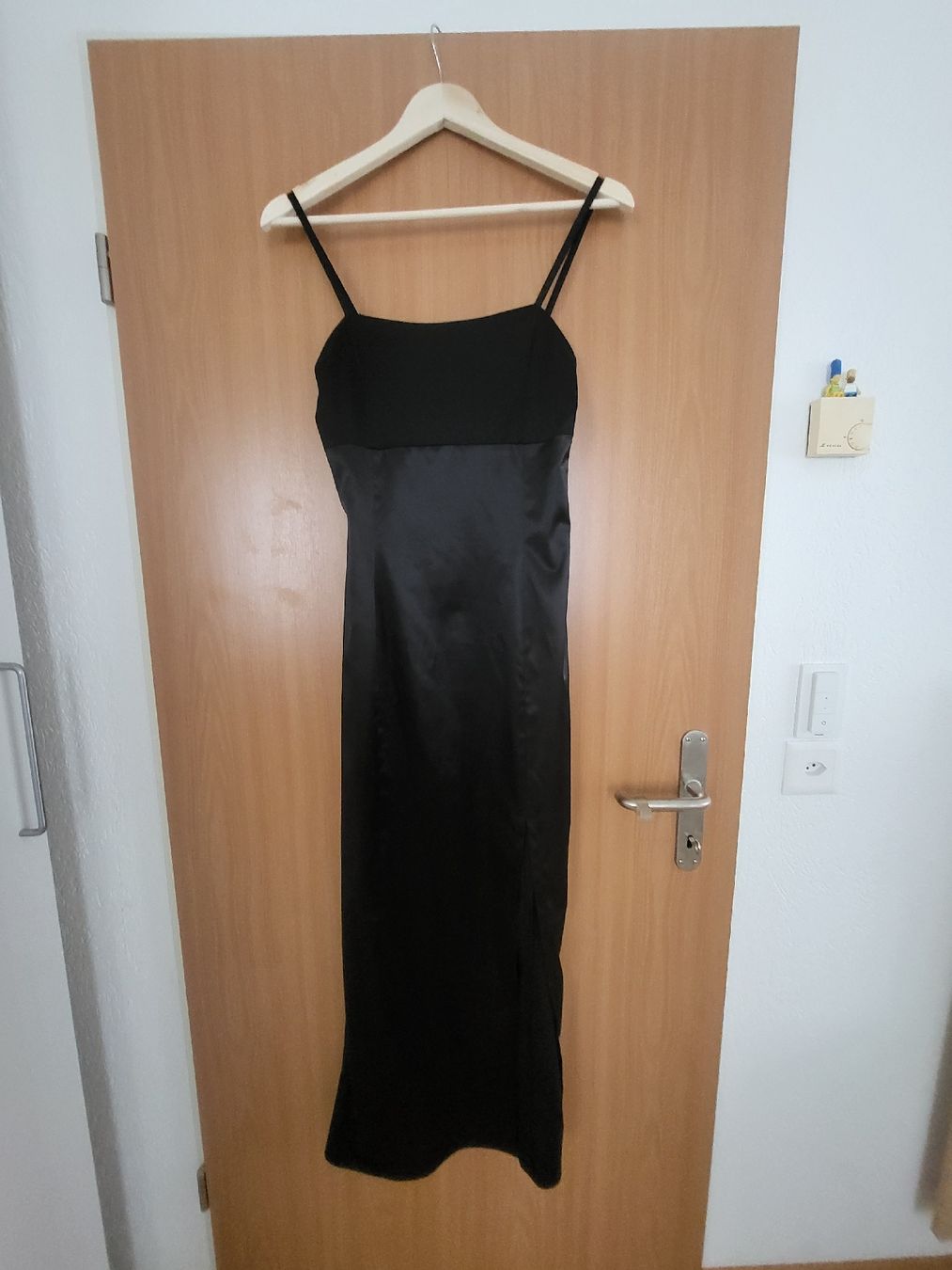 H&M Vestiti: Elegantes, schlichtes schwarzes Abendkleid Grösse 36 – Usato da Hinwil venduto da smile4874