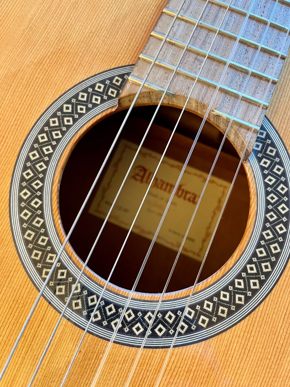 Alhambra Strumenti musicali: Guitare classique Alhambra – Usato da Lausanne 26 venduto da Frof 1