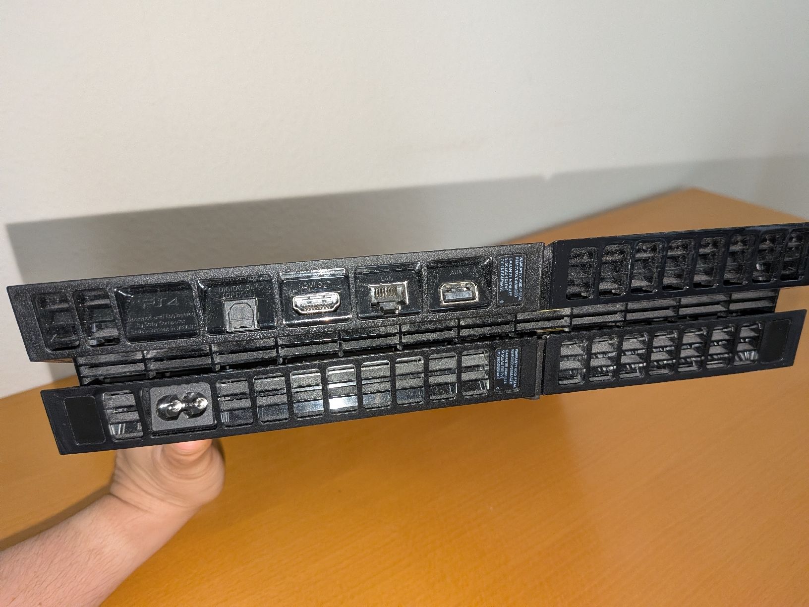 Sony Console: PS4 Konsole mit leichten Gebrauchsspuren – Usato da Twann venduto da Theo990 1