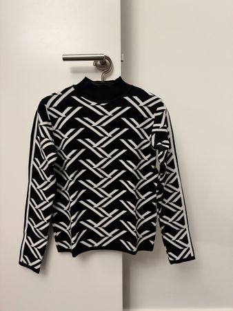 Black & White Geometric Knit Sweater – Size S