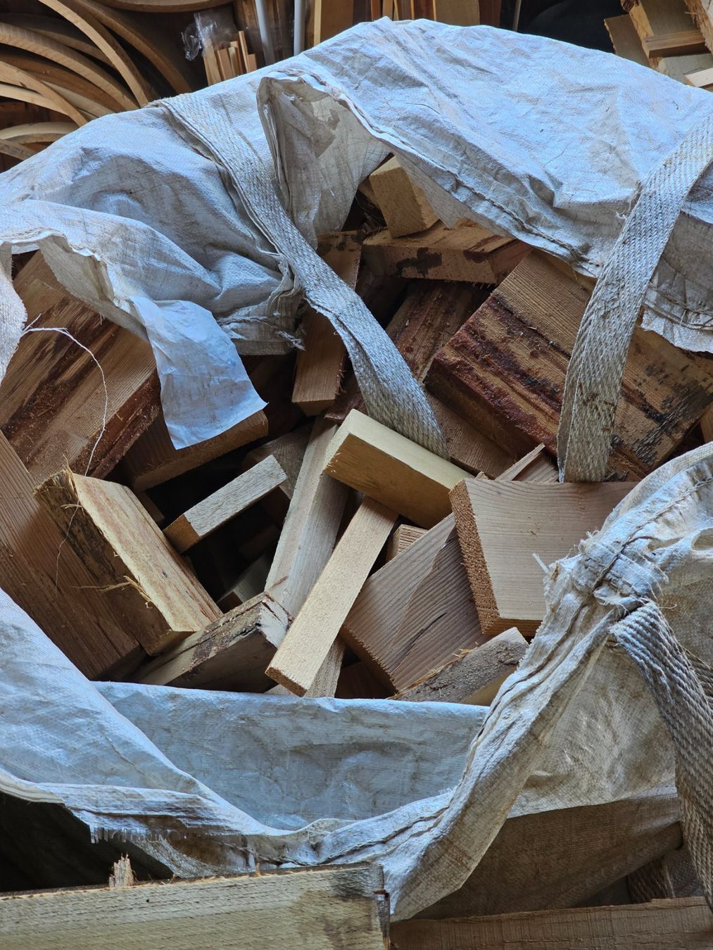 Articoli in legno: Brennholz im Big Bag – Usato da Sulgen venduto da E_Dreier 2