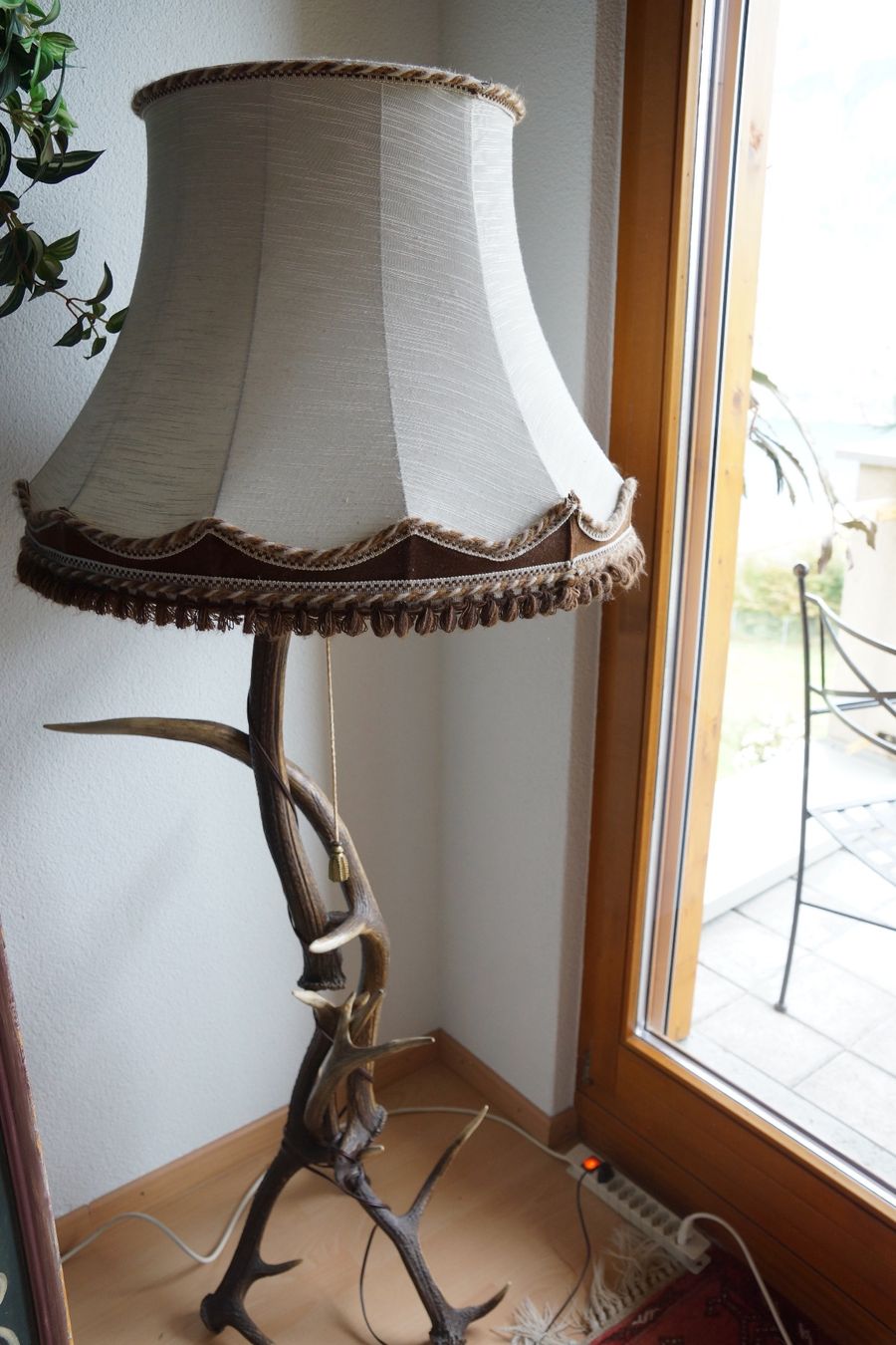 Lampade: Ständerlampe aus Hirschhorn – Usato da Obstalden venduto da Porco13