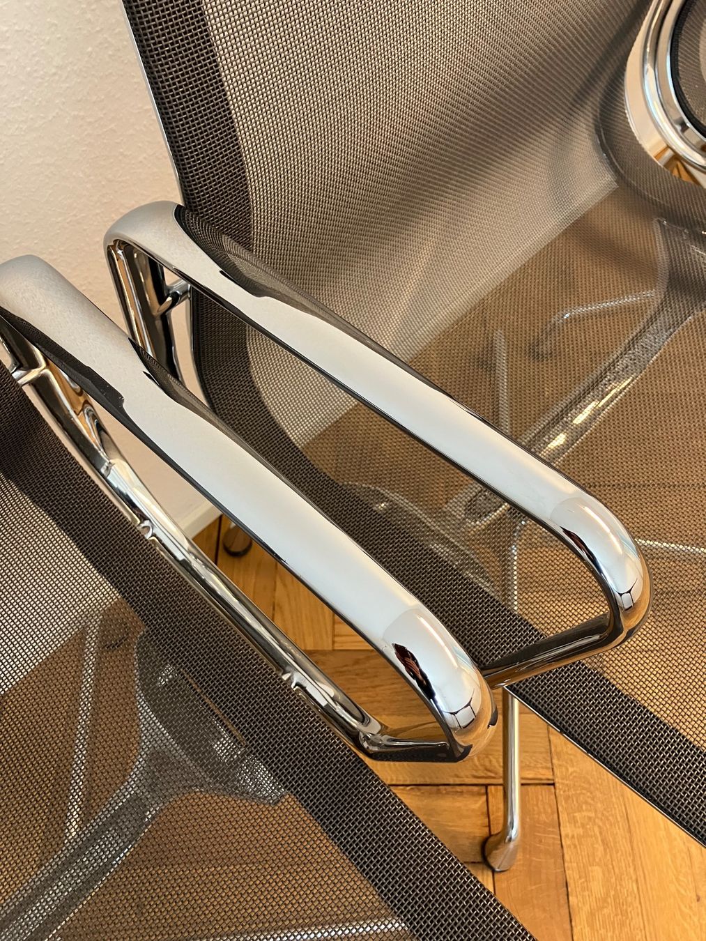 Vitra Sedie: 5 Stk. Vitra Eames EA 108 Aluminium Chair Netz – Usato da Luzern venduto da Lula_19 3