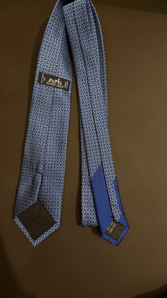 Krawatten: Hermès Paris Blue H Pattern Silk Tie – Neu (gemäss Beschreibung) aus Genève von sel_xpk9 2