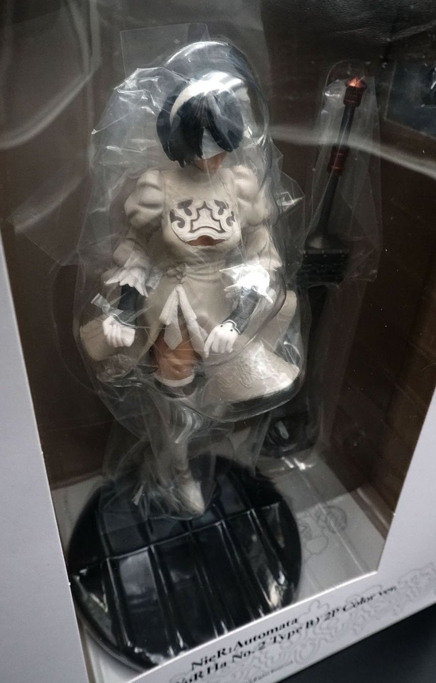 Statuette: Nier automata 2b 2p color version figurine Square Enix NEW – Nuovo e nell'imballaggio originale da Lausanne venduto da UncannyGames 2