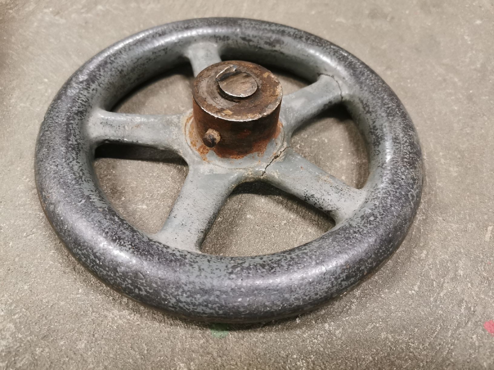 Altro per industria metallurgica: Handrad einer antiken Maschine – Usato da Villnachern venduto da hasta08 1