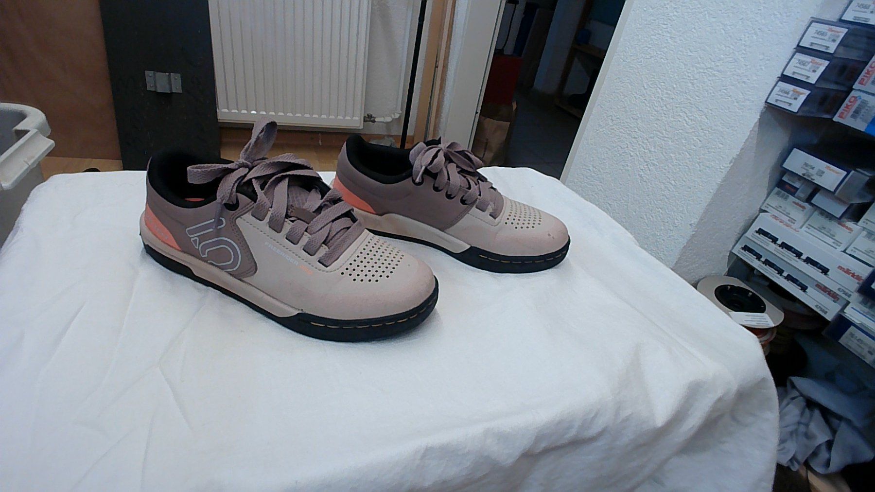 Five Ten Scarpe da donna: Veloschuhe Adidas Five Ten gr. 39,1/2 – Usato da Grellingen venduto da Rolf.W57