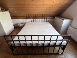 Doppelbett aus Stahl (mit Rost und Matratze)