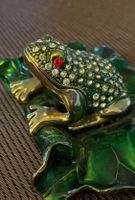 Mini-Schmuckdose Frosch auf Seerosenblatt (Strass & Emaille)