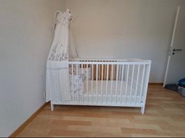 Babybett Höhenberstellbar mit Matratze und Anzüge