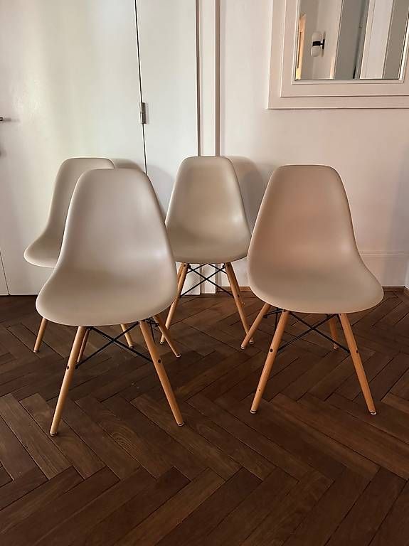 Sedie: 4x Design-Stühle weiß | Eames-Stil mit Holzbeinen – Usato da Zürich venduto da sf2_cm97