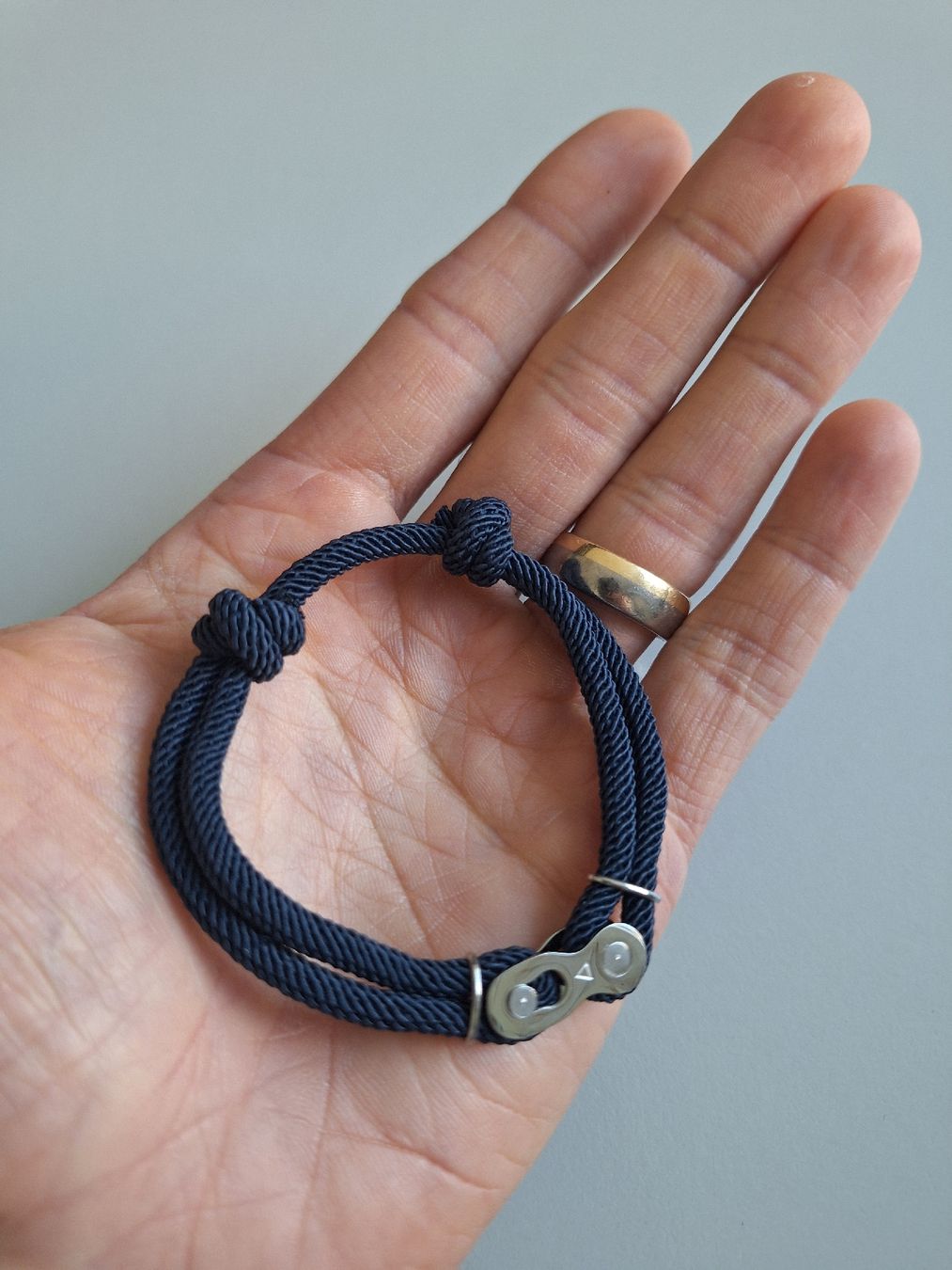 Bracciali & Braccialetti: Armband dunkelblau mit Kettenschloss – Nuovo e nell'imballaggio originale da Jona venduto da SL95 1